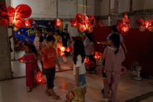 Mùa trăng rộn ràng dưới hiên nhà HN